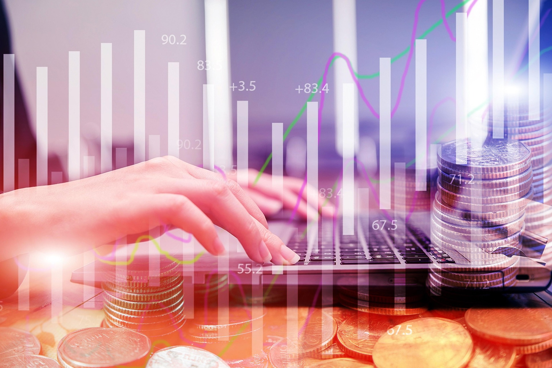 Consultor financeiro analisando gráficos de investimento e planejamento de patrimônio